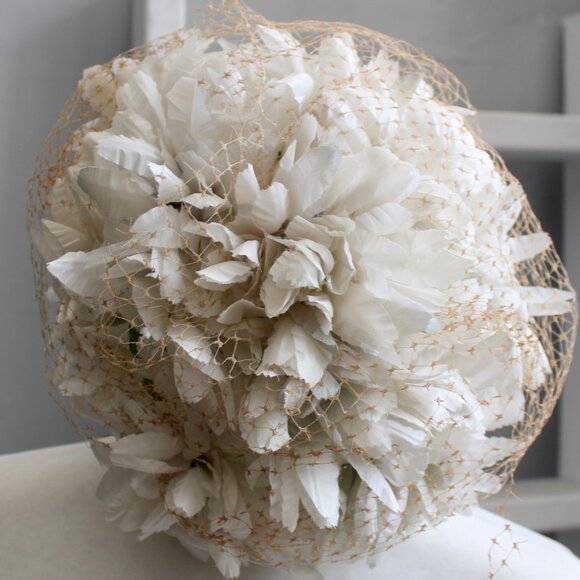 Vintage 1950's 1960's Women's Cream Color Floral Netted Pillbox Hat - Picture 4 of 5